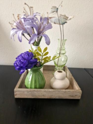 two vases with flowers in them on a table at Luxe Studio Liemers in Lelystad