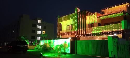 un edificio con luces de Navidad encendidas por la noche en Haven Lodge - charming home with Hot tub, Garden, Mountain view, en Islamabad