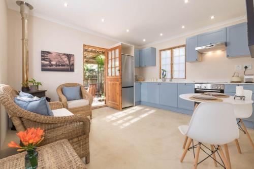 O bucătărie sau chicinetă la La Galleria Cottage Retreat