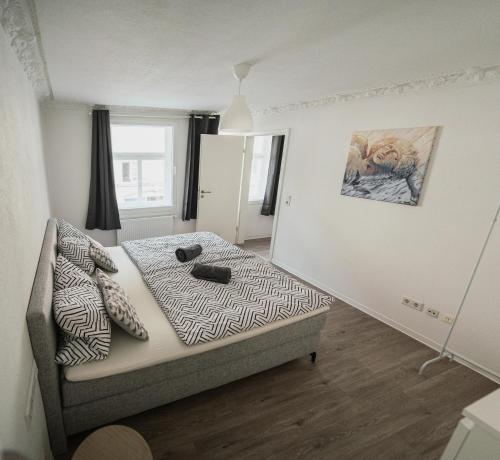 1 dormitorio con 1 cama y 1 sofá en una habitación en B&B Ferienwohnung in bester Lage, en Wangen im Allgäu