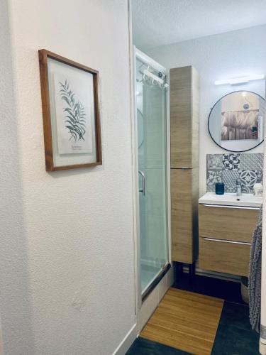une salle de bain avec douche et lavabo dans l'établissement Appartement avec piscine 500m de la plage de Pontaillac, à Vaux-sur-Mer