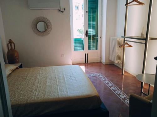 1 dormitorio con cama, mesa y ventana en Civico 17 en Lecce