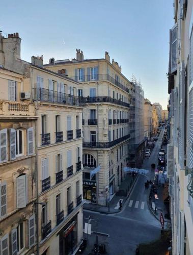 une vue d'une rue dans une ville avec des bâtiments dans l'établissement Studio à Marseille rue Sainte - centre ville, à Marseille