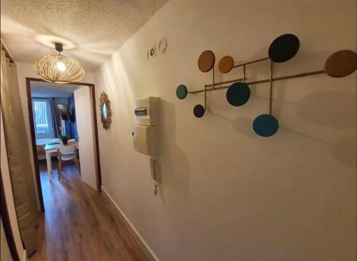 Cette chambre est dotée d'un mur avec des casseroles et des poêles. dans l'établissement Studio à Marseille rue Sainte - centre ville, à Marseille