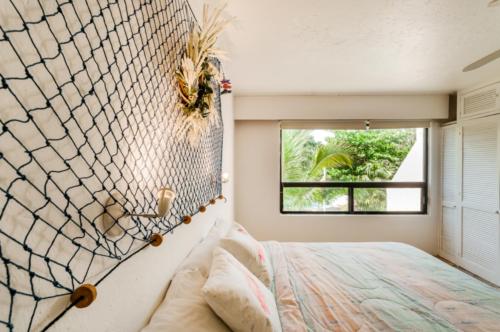 a bedroom with a bed and a window at Marmaris Apartment in Cancún