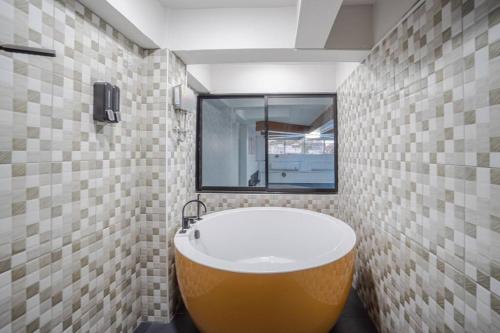 a bath tub in a bathroom with a window at Buakhao Villa Pattaya Center 5 bedroom in Pattaya Central