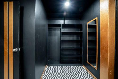 a room with a closet with a door and a shelf at Buakhao Villa Pattaya Center 5 bedroom in Pattaya Central