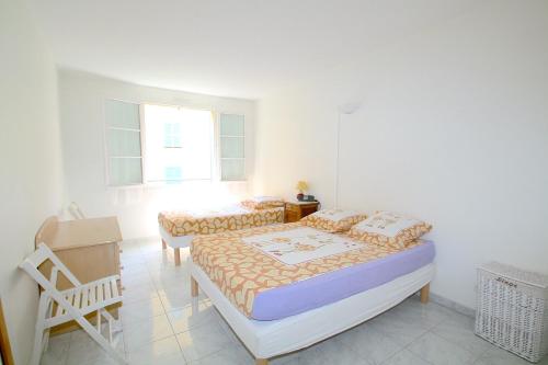 ニースにあるLong stay in Old town of Nice, Castle Hillのベッド2台と窓のある寝室