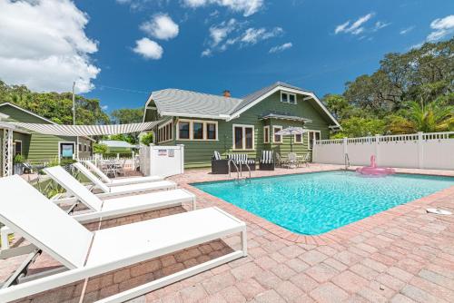 une maison avec une piscine et une maison dans l'établissement Noi Nest Home + Pool + Suites, à Melbourne