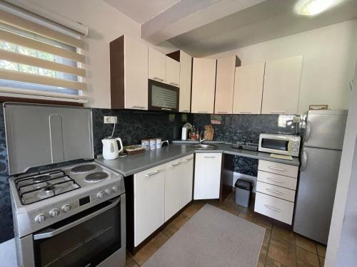 ครัวหรือมุมครัวของ Apartman Ami