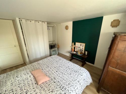 sypialnia z łóżkiem z różową poduszką w obiekcie Les cottages chambre privée chez l habitant w Saint-Malo