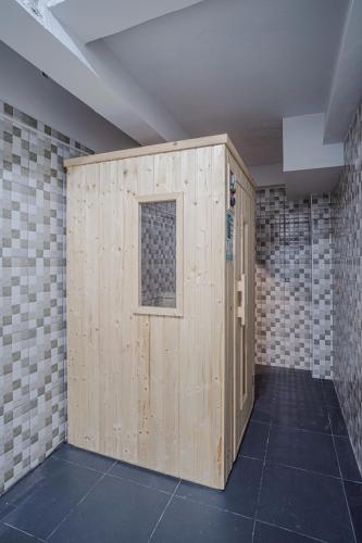 a wooden wall with a door in a room at Buakhao Villa Pattaya Center 5 bedroom in Pattaya Central