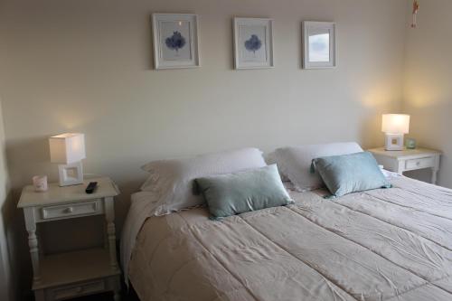 a bedroom with a bed with two lamps on it at Lindo departamento vista al mar in Coquimbo