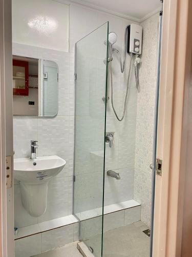 Koupelna v ubytování Modern 1BR with King Bed beside SM Mall