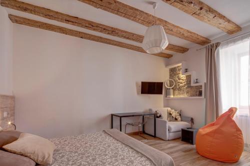 Ένα ή περισσότερα κρεβάτια σε δωμάτιο στο la Maison de Trieste Suite garage