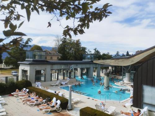 - une piscine dans un hôtel avec des chaises dans l'établissement Studio Hortensia 2 étoiles dans une maison de ville à 400m du centre ville, à Aix-les-Bains