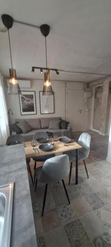 Sunny handmade home. WI-FI, a/c & free parking