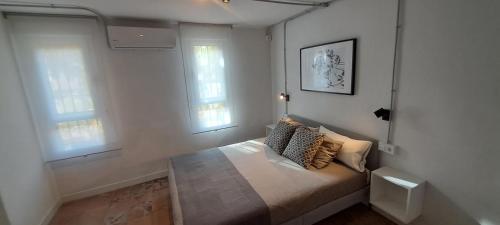 Sunny handmade home. WI-FI, a/c & free parking