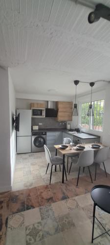 Sunny handmade home. WI-FI, a/c & free parking