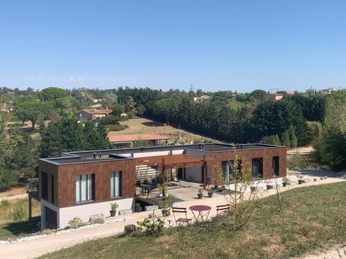 a house on the side of a hill at Le 7 in Vieille-Toulouse