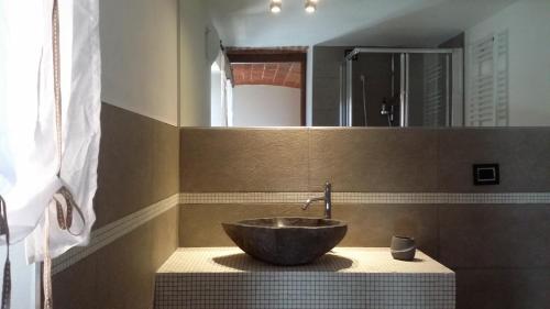 baño con lavabo y espejo en B&B La Casa del Sarto, en Città della Pieve
