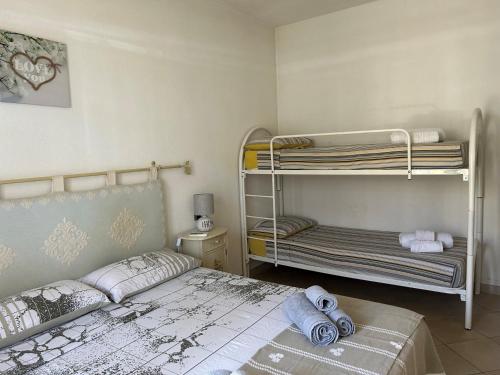 馬達萊納的住宿－La Casa azzurra，一间卧室配有两张双层床。