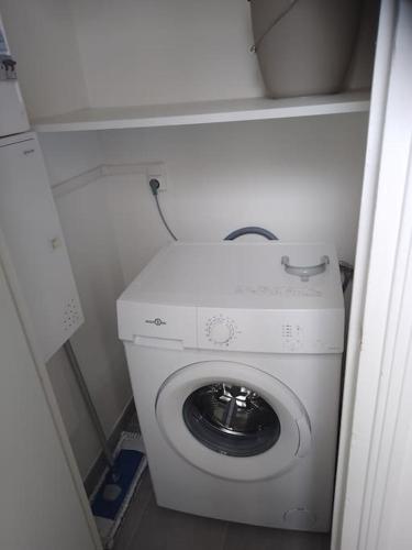 - un lave-linge et un sèche-linge blancs dans une petite pièce dans l'établissement appartement 2 T2 neuf et élégant proche zénith, à Pérignat-lès-Sarliève