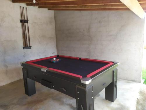 a pool table sitting in a room with at Chácara do Juscelino in Monte Sião