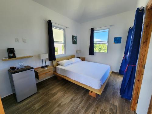 Postel nebo postele na pokoji v ubytování Bella Villa room with large pool and close to beach