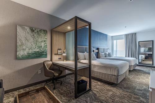 een hotelkamer met een bed en een bureau bij SpringHill Suites by Marriott Detroit Sterling Heights in Sterling Heights