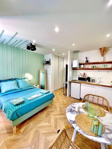 une chambre avec un lit et une table et une cuisine dans l'établissement Hyper centre Toulouse Capitole, à Toulouse