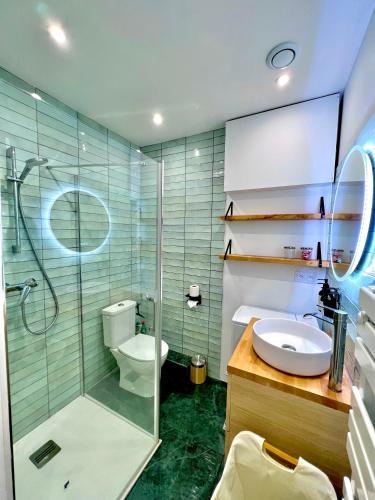 une salle de bain avec une douche, des toilettes et un lavabo dans l'établissement Hyper centre Toulouse Capitole, à Toulouse