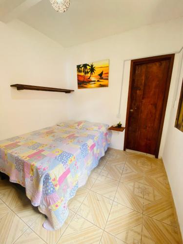 une chambre avec un lit dans une pièce dans l'établissement Casa Mar & Vento 1, à Jericoacoara
