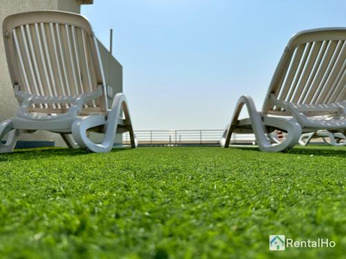 Quiet Studio with Balcony and Roof Top Pool in Dubai Marina photo 2