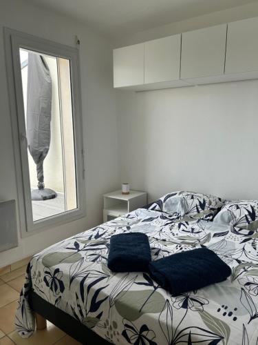 Un pat sau paturi într-o cameră la Appartement T2 superbe