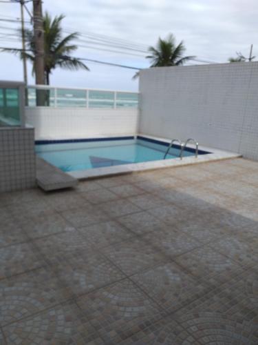 uma piscina no meio de um edifício em Apartamento Vista Mar Mongaguá em Mongaguá