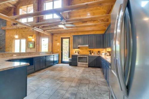 een grote keuken met houten plafonds en een koelkast bij Sensational Views cabin in Pittman Center
