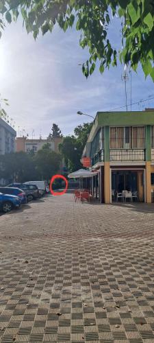 Sunny handmade home. WI-FI, a/c & free parking