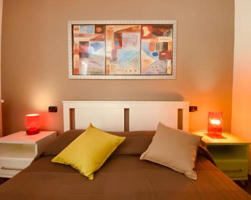 a bedroom with a bed with two lamps on either side at Casa BelMoro con piscina in Pescia