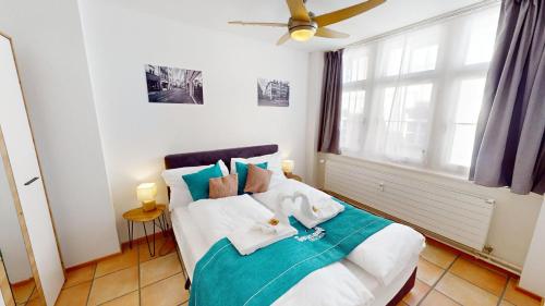 1 dormitorio con 1 cama con toallas en Solution-Grischun - Stadtwohnung - Kaffee&Tee - Arbeitsplatz - TV en Chur