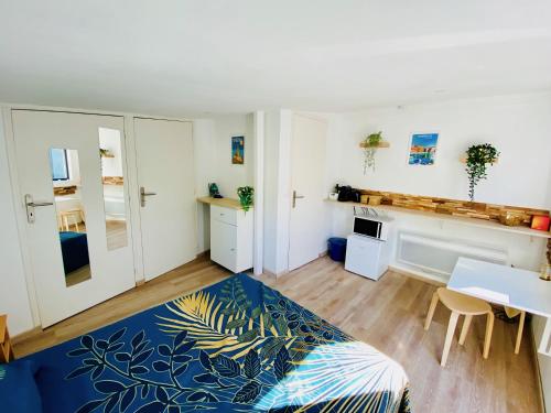 a living room with a desk and a table at Le cabanon de Manon - Marseille in Marseille
