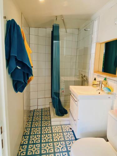 une salle de bain avec une douche, un lavabo et des toilettes dans l'établissement Le cabanon de Manon - Marseille, à Marseille