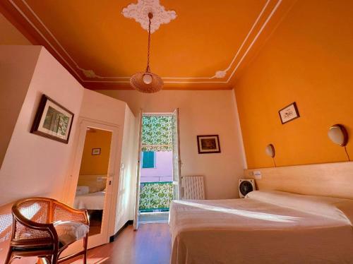 sypialnia z 2 łóżkami i oknem w obiekcie Hotel Villa Marosa w Rapallo