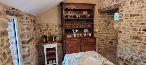 - une cuisine avec un meuble en bois dans une pièce dans l'établissement Maison à la campagne, 