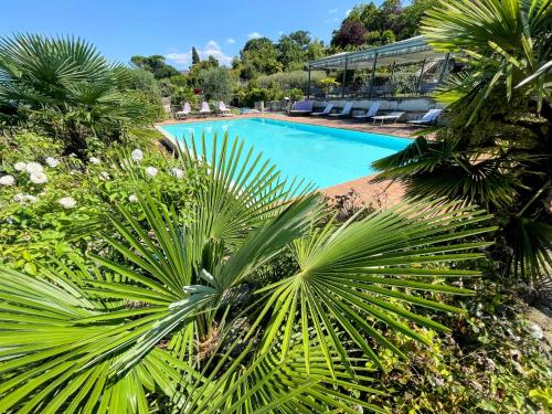 Slps 4 - Aircon, Wifi, infinity pool, Jacuzzi, gardens 6 apts Amazing Aircon