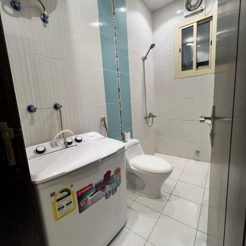 a small bathroom with a toilet and a sink at سيتي قولد للشقق الفندقيه in Taif