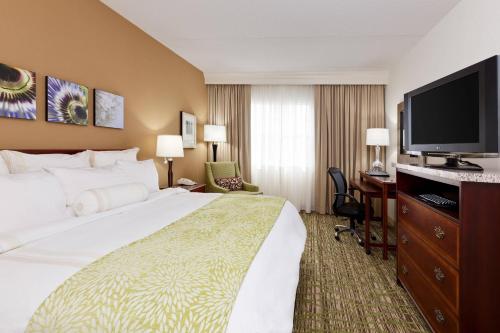Ένα ή περισσότερα κρεβάτια σε δωμάτιο στο Chicago Marriott Midway