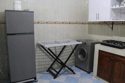 a kitchen with a stove and a washing machine at Yassers Residence in Er Rachidia