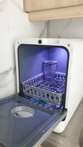 Cette chambre dispose d'une petite télévision et de toilettes. dans l'établissement Le Front de Mer, superbe vue mer, à Saint-Jean-de-Monts