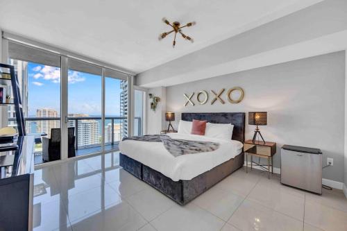 1 dormitorio con cama grande y ventana grande en Icon Luxury 34th Floor Amazing Oceanview, Brickell, en Miami